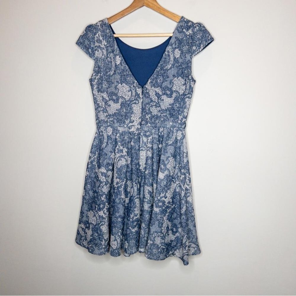 Betsey Johnson Womens Size 2 Fit and Flare Dress Blue Ivory Lace Print Capsleeve - Picture 2 of 8